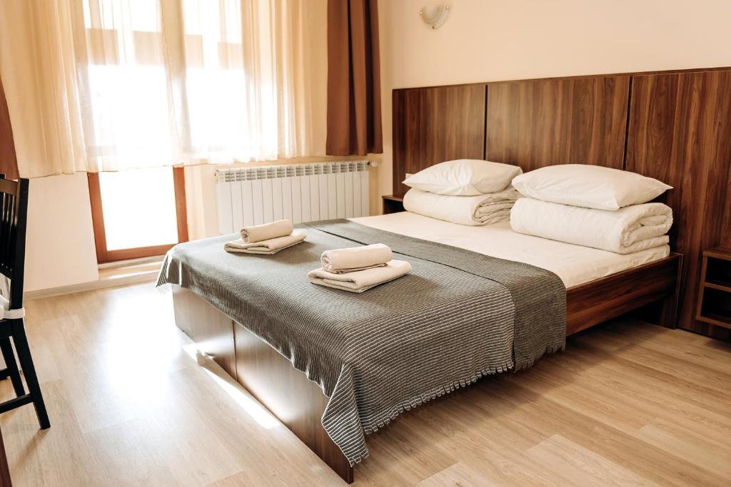 En eller flere senge i et værelse på Villa Kmeller