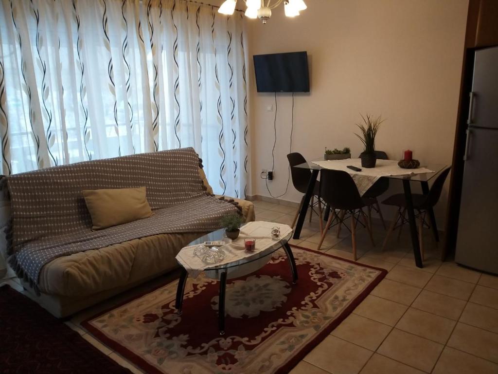 塞薩羅尼基的住宿－Maria’s house，客厅配有沙发和桌子