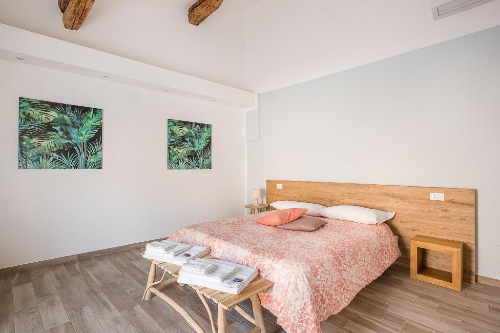 een witte slaapkamer met een bed en een tafel bij AP Appartamenti in Bologna