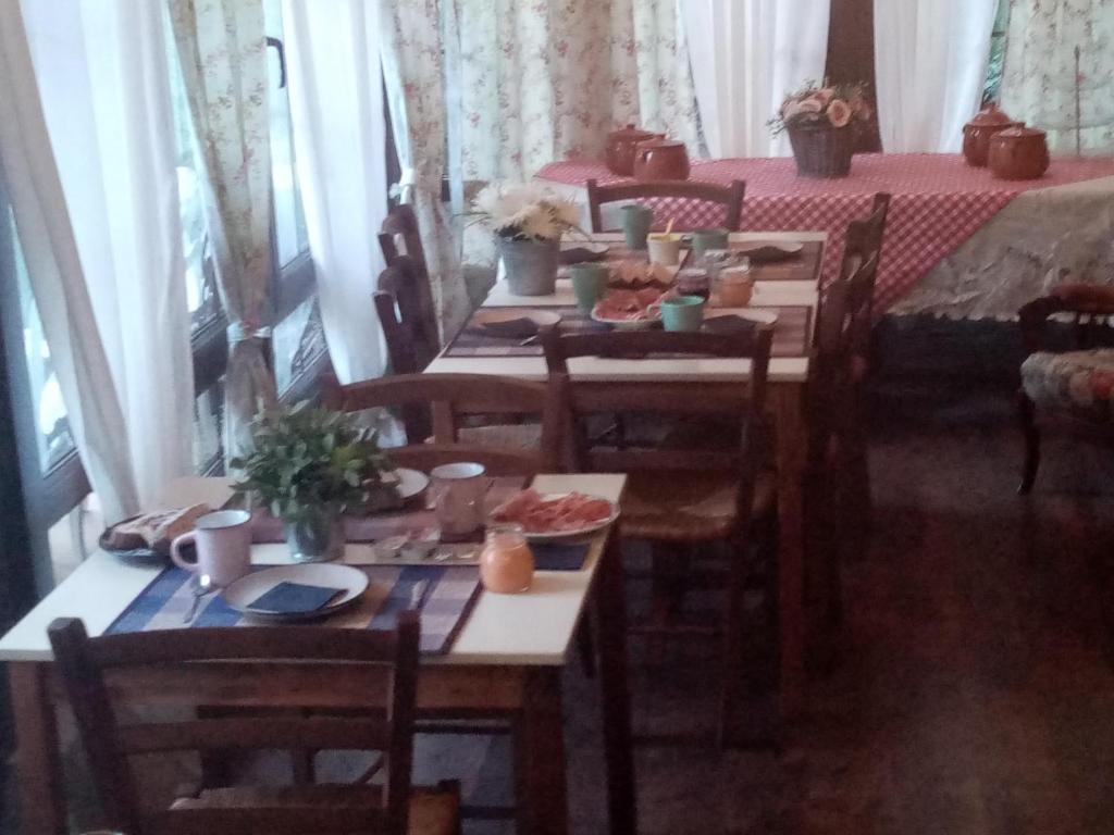 uma sala de jantar com mesas e cadeiras com comida em Hotel Rural El Marquesito Antigua Casa Carmela em Arenas de San Pedro