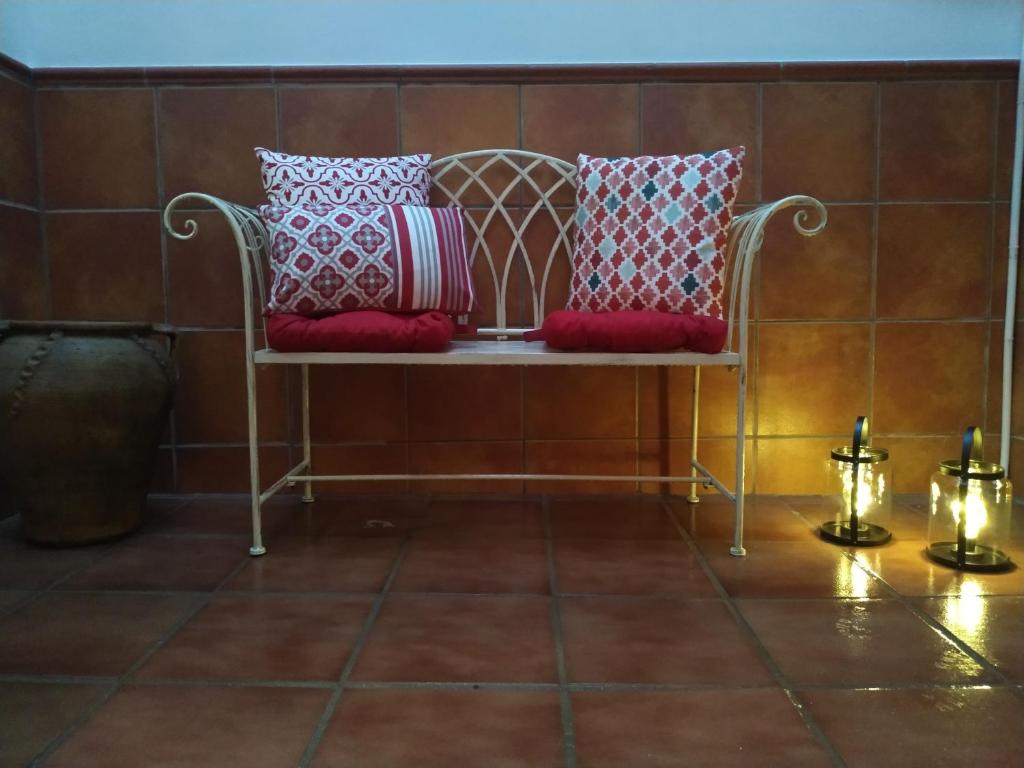 dwie poduszki siedzące na ławce w pokoju w obiekcie Apartamento c/piscina centro Nerja w mieście Nerja