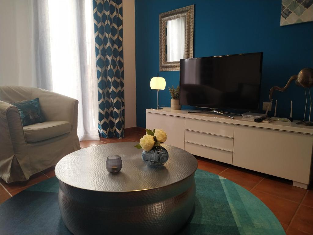 Telewizja i/lub zestaw kina domowego w obiekcie Apartamento c/piscina centro Nerja