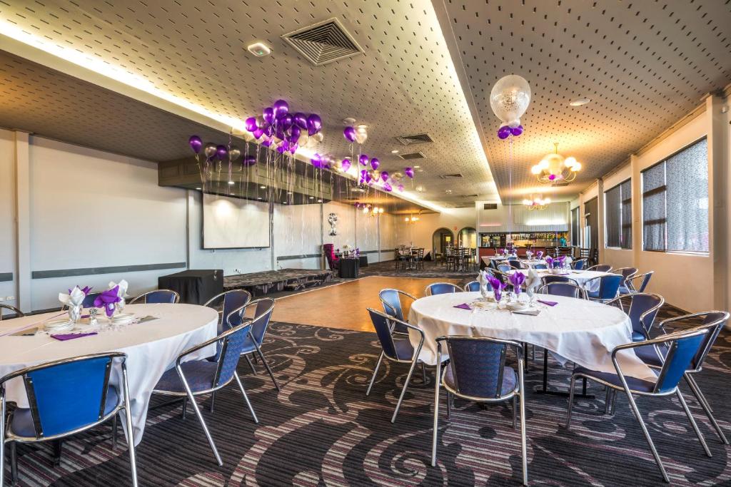 Nightcap at Skyways Hotel - Resim 35