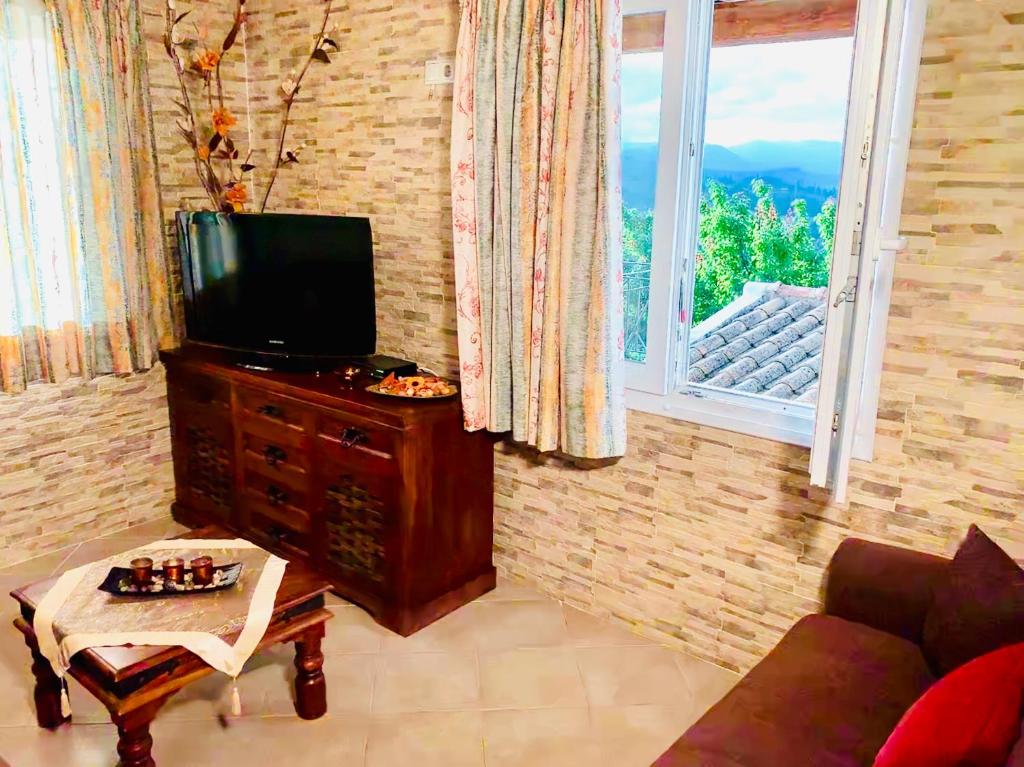 TV a/nebo společenská místnost v ubytování Ermones Amber Villa
