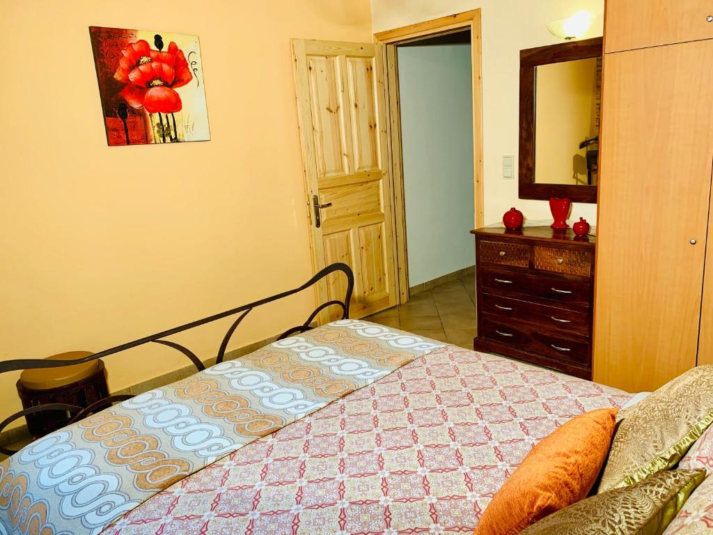 Postel nebo postele na pokoji v ubytování Ermones Amber Villa