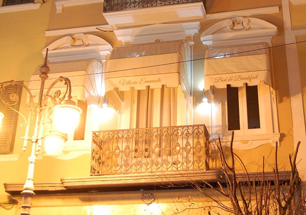 ein Gebäude mit einem Balkon vor einem Spiegel in der Unterkunft B&b Vittorio Emanuele II in Foggia