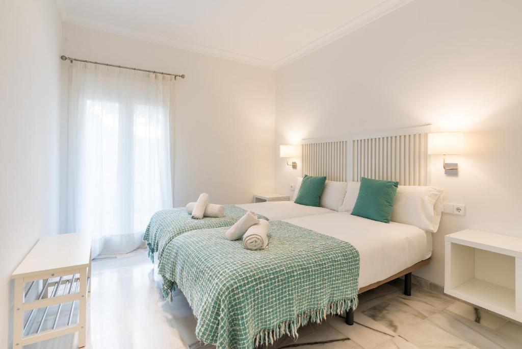 A bed or beds in a room at Cantó Malagueta Beach by ELE Apartments