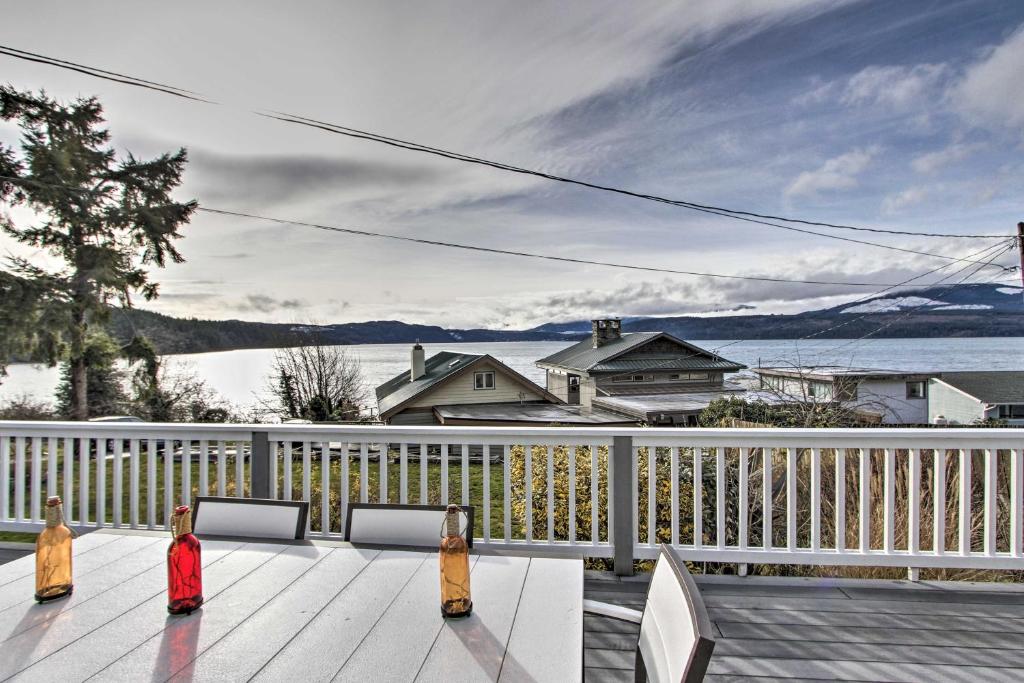 Foto dalla galleria di Idyllic Waterfront Cottage with Beach and Sunset Views! a Port Townsend