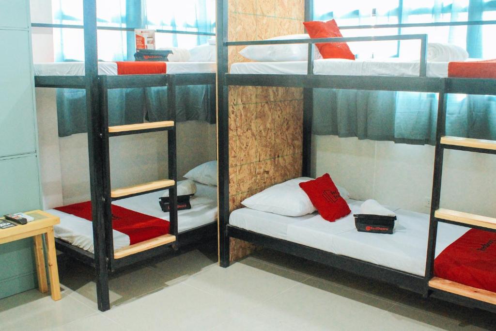 Postel nebo postele na pokoji v ubytování RedDoorz @ Taloto District Tagbilaran