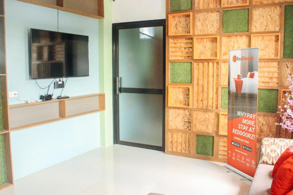 TV a/nebo společenská místnost v ubytování RedDoorz @ Taloto District Tagbilaran