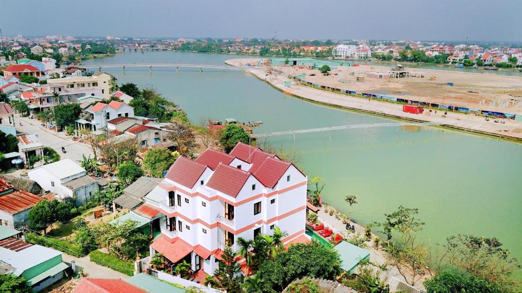 una vista aérea de una ciudad junto a un cuerpo de agua en Hoi An Blue River Hotel, en Hoi An