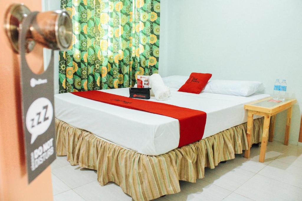 Postel nebo postele na pokoji v ubytování RedDoorz @ Taloto District Tagbilaran