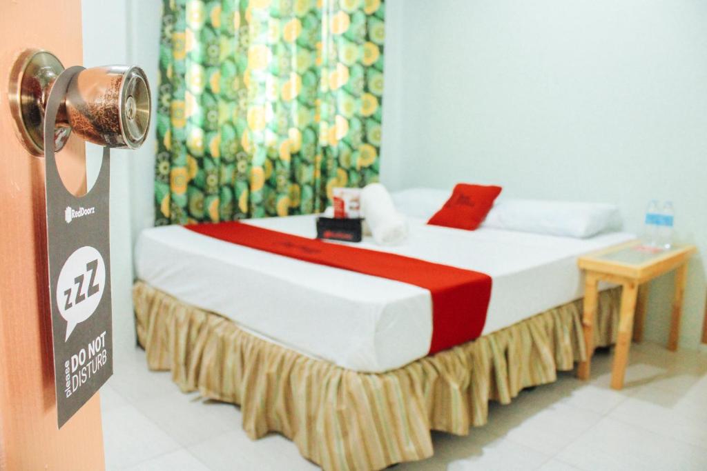 Postel nebo postele na pokoji v ubytování RedDoorz @ Taloto District Tagbilaran
