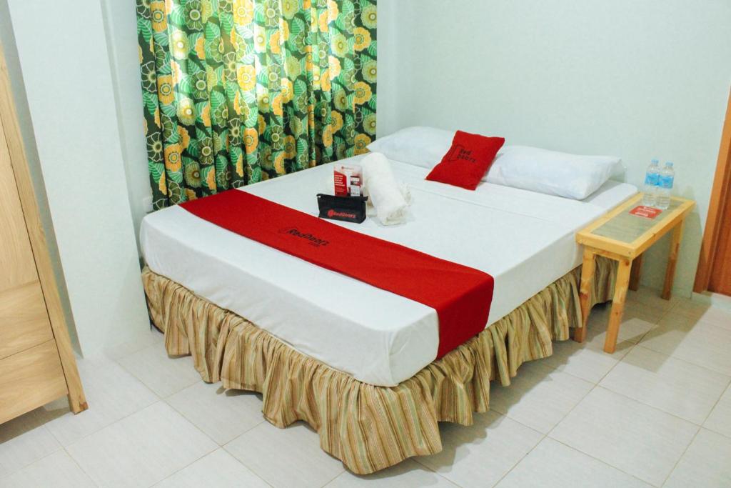Postel nebo postele na pokoji v ubytování RedDoorz @ Taloto District Tagbilaran
