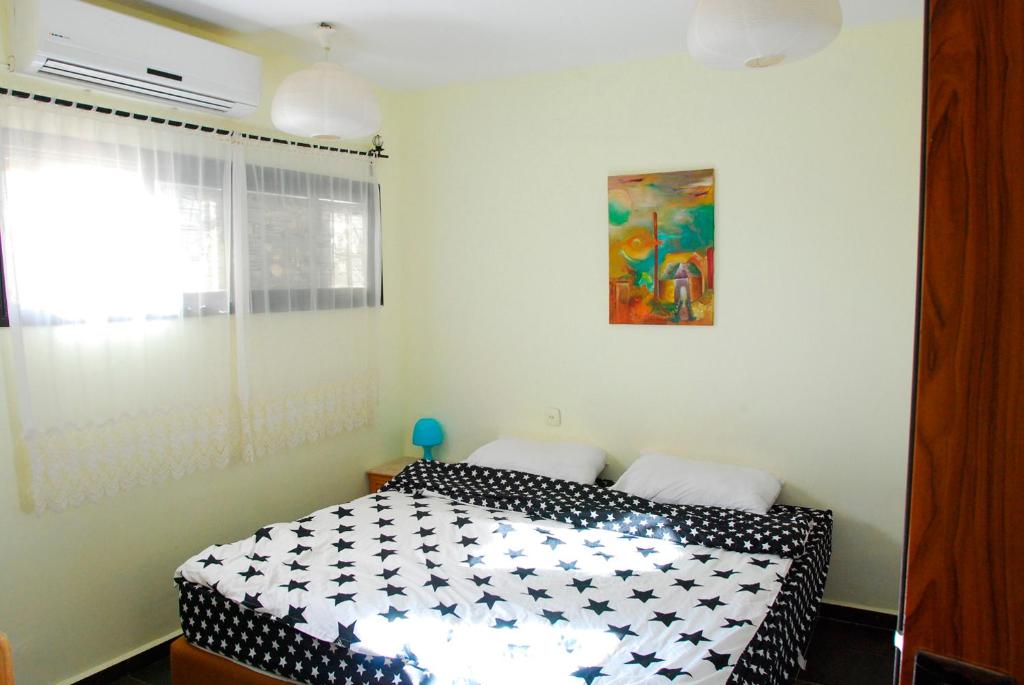 Postel nebo postele na pokoji v ubytování Guest House Neve Zohar Dead Sea