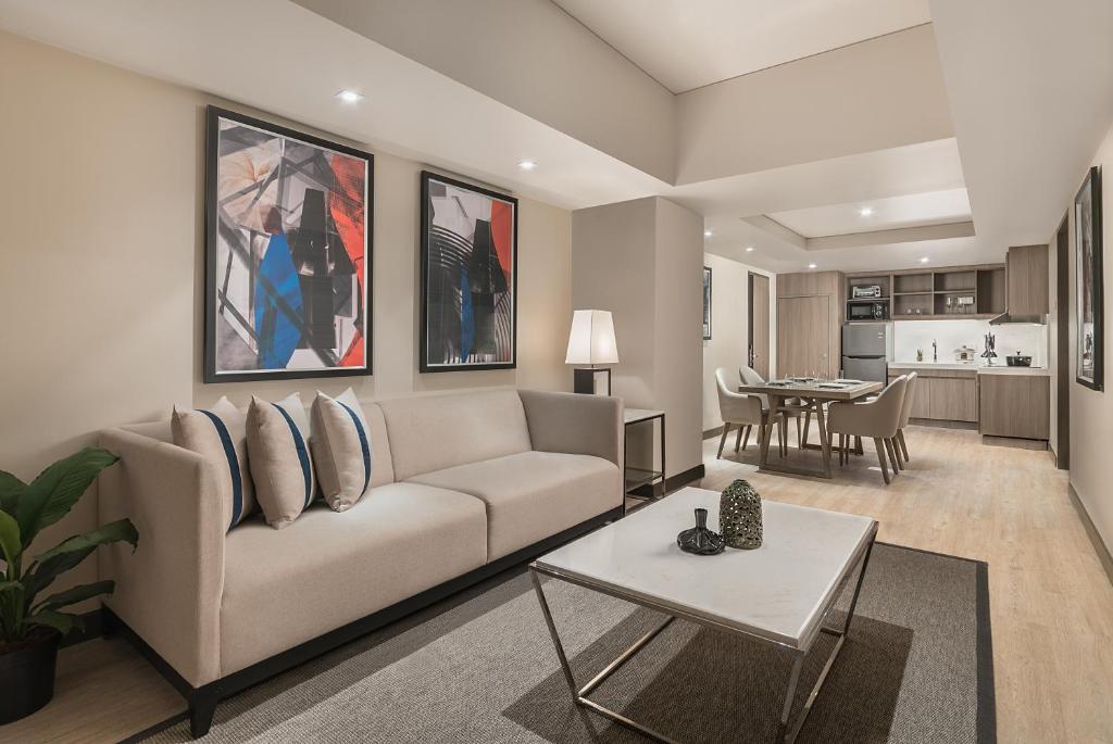 Uma área de estar em Seda Residences Makati
