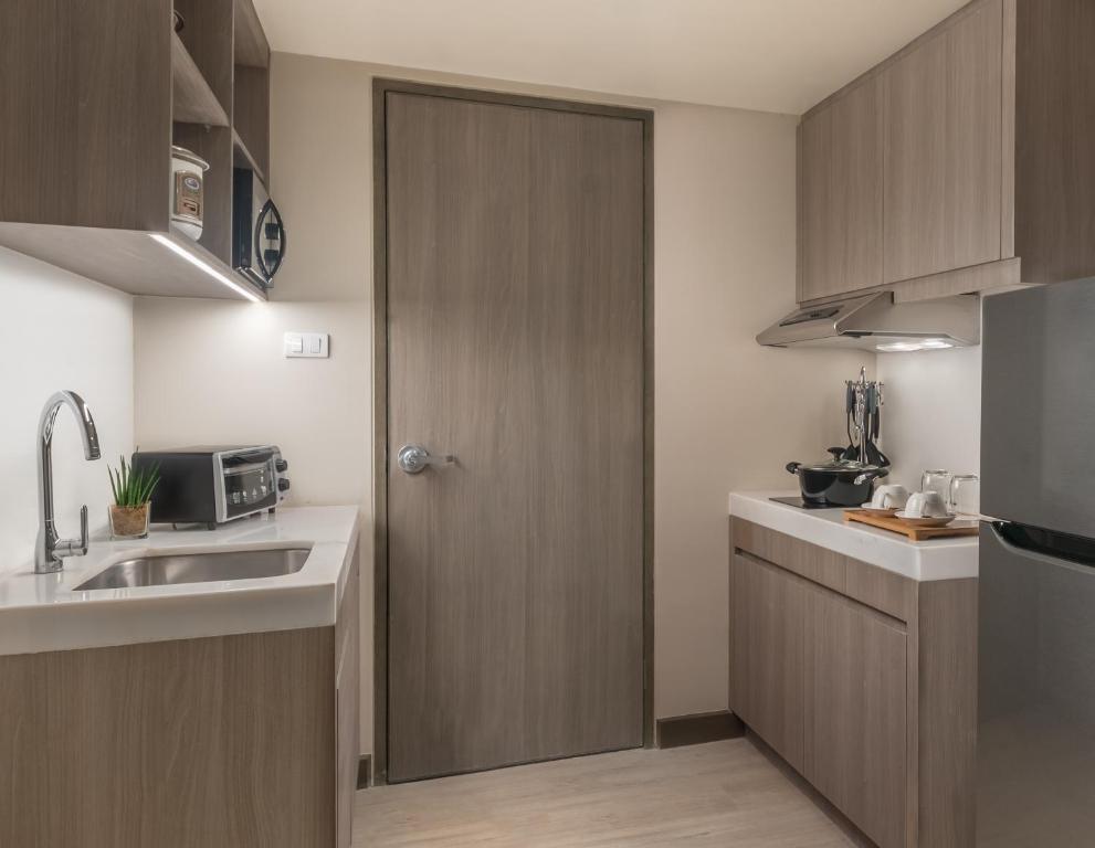 A cozinha ou kitchenette de Seda Residences Makati