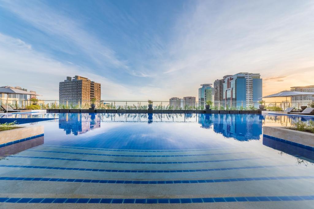 A piscina em ou perto de Seda Residences Makati