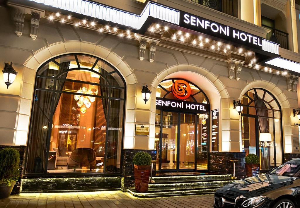 Beethoven Senfoni Hotel في إسطنبول: متجر أمام فندق سيمور في الليل