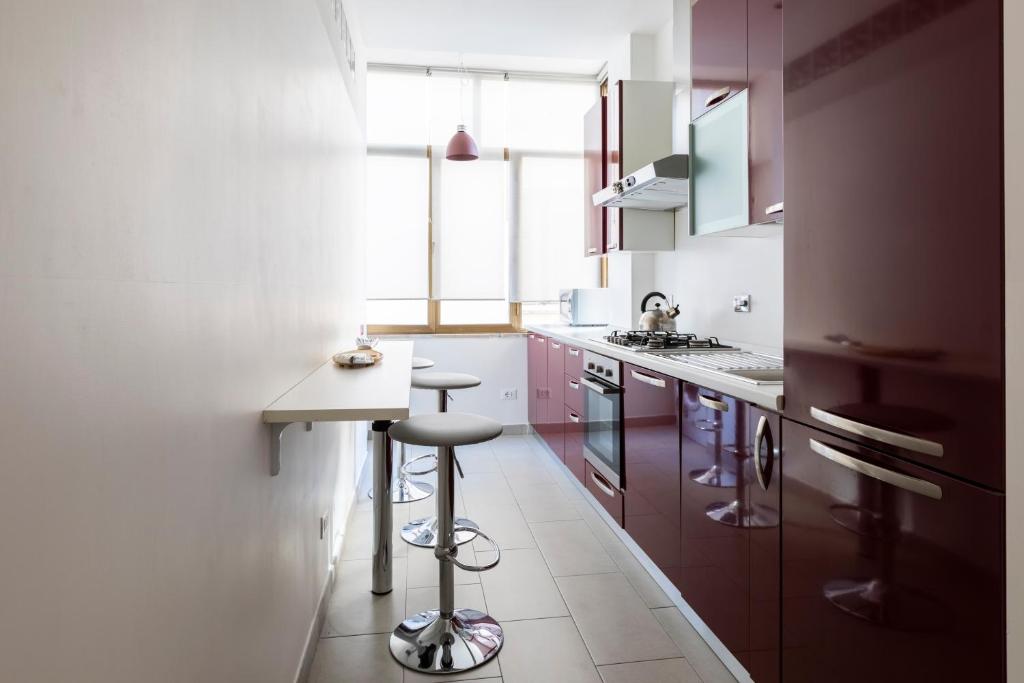 Kuchnia lub aneks kuchenny w obiekcie ROMAC San Saba 5-Bedroom and Terrace near Ostiense
