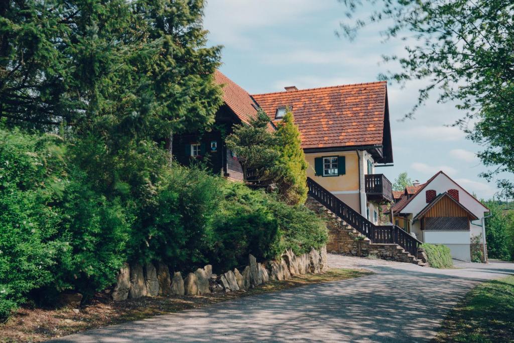 una casa con una pared de piedra junto a una carretera en Ferienhaus am Keltenkogel en Großklein