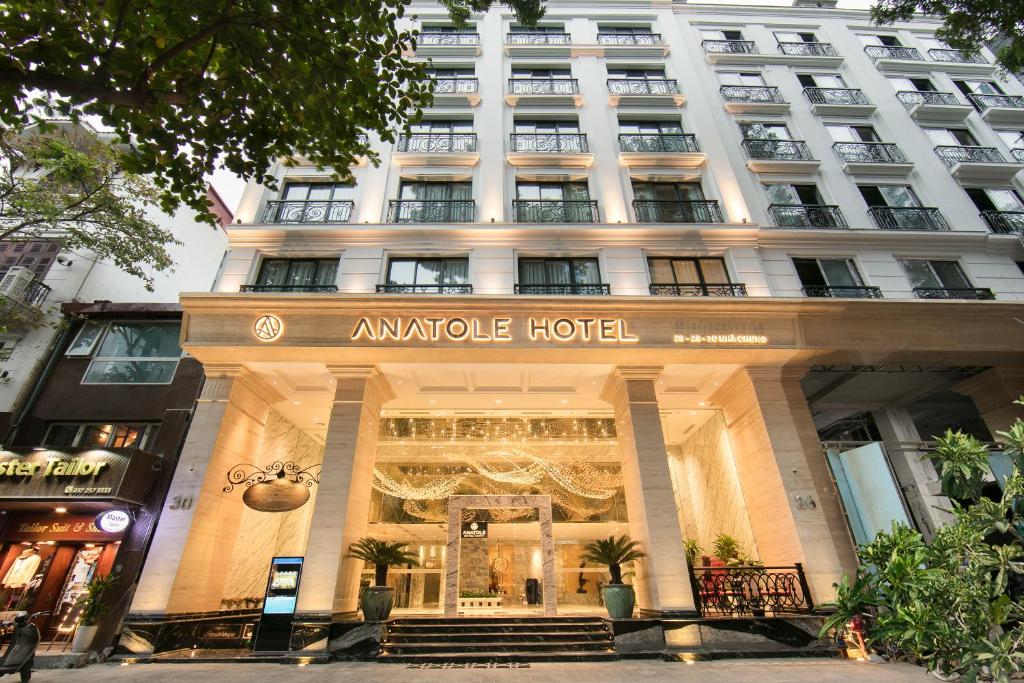 Anatole Hotel Hà Nội nằm tại trung tâm của thành phố, là một điểm dừng chân lý tưởng cho khách du lịch. Với đầy đủ các tiện nghi và dịch vụ sang trọng, bạn sẽ có được một kỳ nghỉ đáng nhớ tại đây. Với thiết kế hiện đại và đa dạng các loại phòng, Anatole Hotel chắc chắn sẽ làm hài lòng mọi khách hàng khó tính.