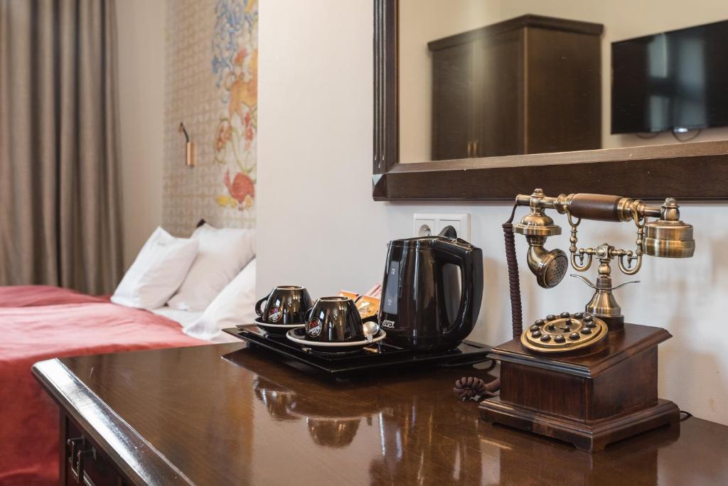 Příslušenství pro přípravu čaje a kávy v ubytování Hotel Ester
