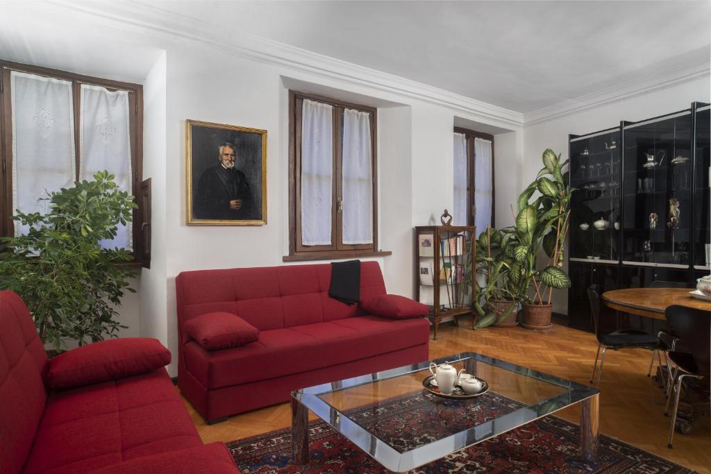 - un salon avec un canapé rouge et une table dans l'établissement Casa Mathilda, à Trente
