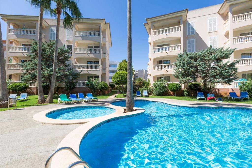 una piscina frente a un edificio de apartamentos en ORO DEL MAR IV Apartamento O2, en Canyamel