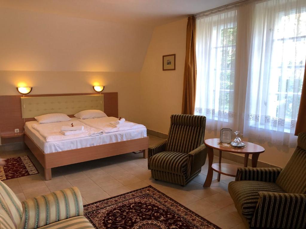 Ένα ή περισσότερα κρεβάτια σε δωμάτιο στο Festetich Kastélyszálló és Zsuzsanna Hotel