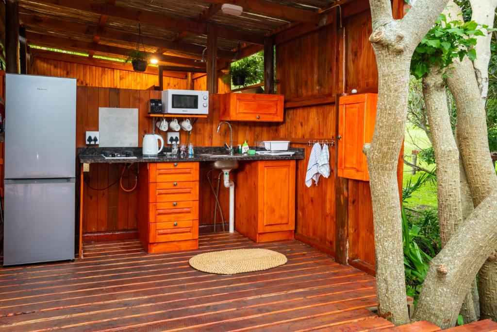 Kuchyň nebo kuchyňský kout v ubytování Kingfisher Lakeside Retreat