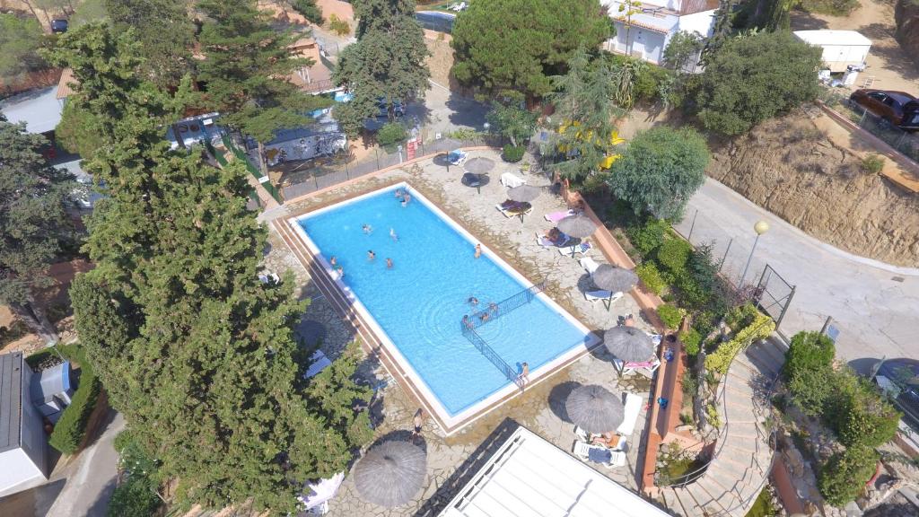 Bazén v ubytování Happy Camp mobile homes in Camping Sènia Cala Canyelles nebo v jeho okolí