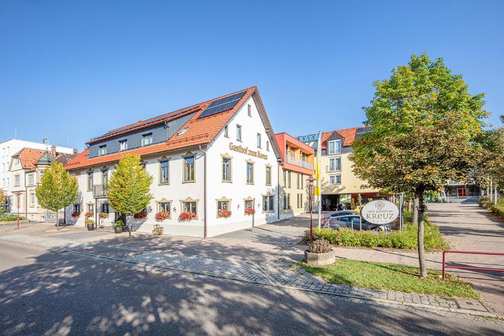 una calle en una ciudad con un edificio blanco en Ringhotel sKreuz, en Steinheim am Albuch