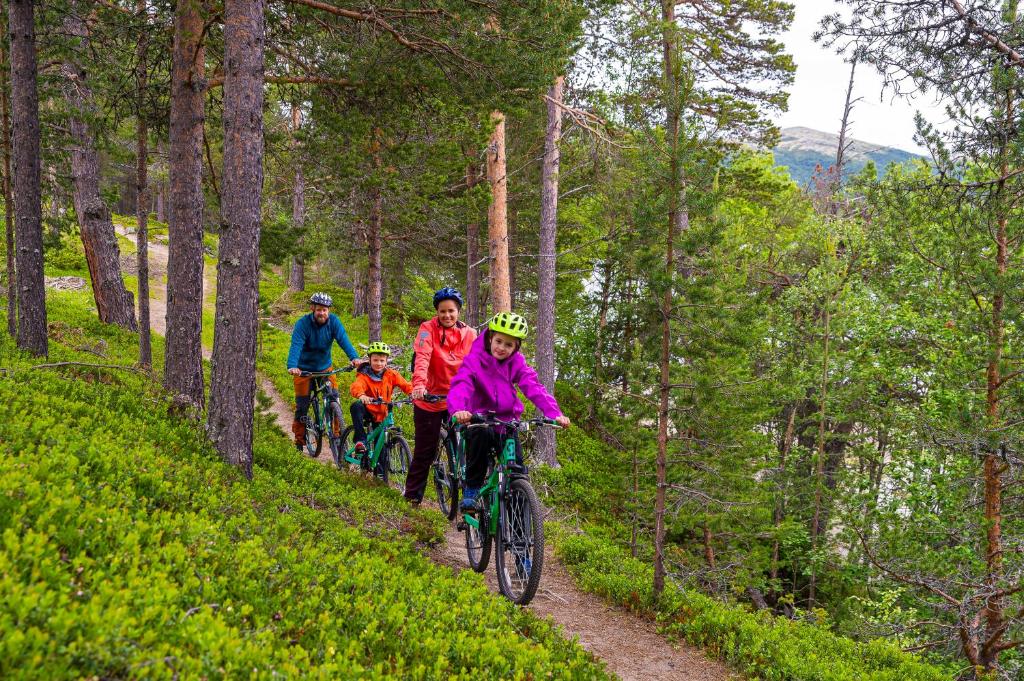 a group of people riding bikes down a trail at Savalen Fjellhotell & Spa in Tynset