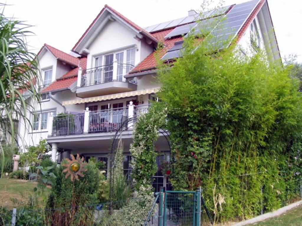 a house with a fence in front of it at Ferienwohnung Hartinger in Wolfersdorf