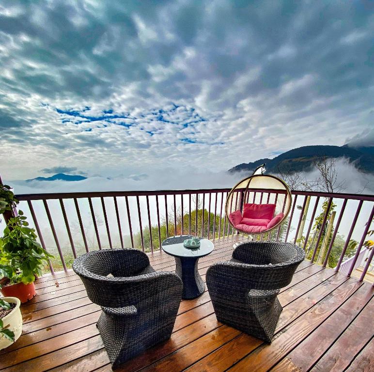 terraza con 2 sillas y mesa en el balcón en Casa Entera, en Hualing