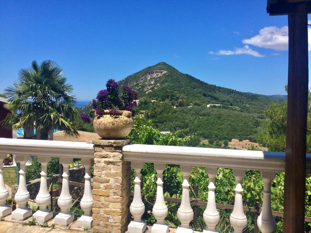 A general mountain view or a mountain view taken from the holiday home