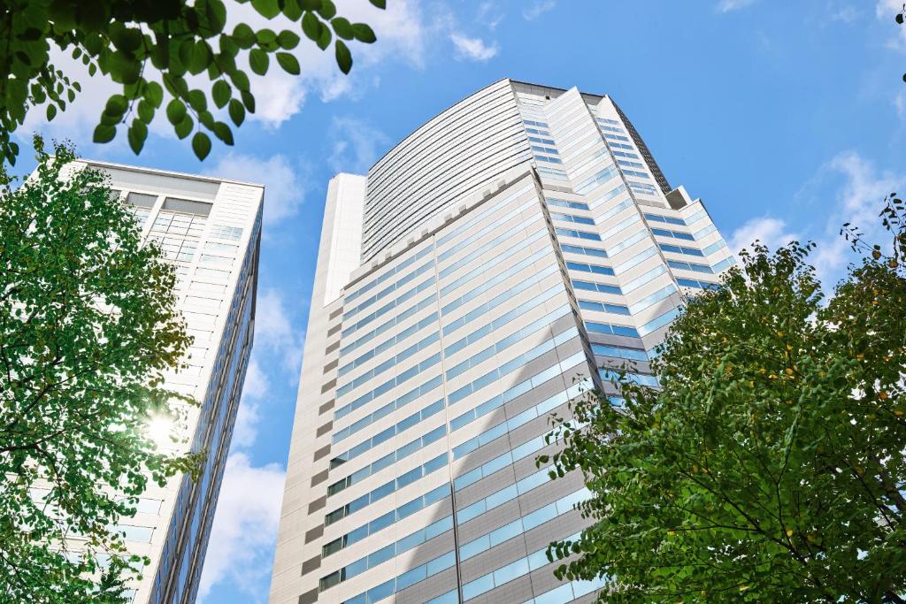 a tall building in the middle of a city at The Strings by InterContinental, Tokyo, an IHG Hotel in Tokyo