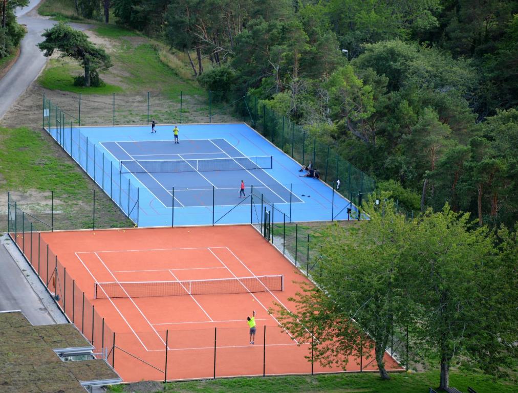 Tenis a/nebo squash v ubytování Snäck Annex nebo okolí