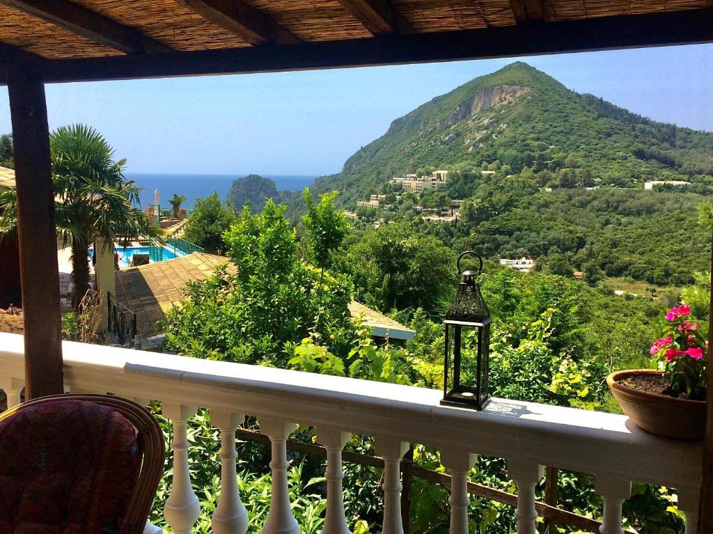 Elle comprend un balcon offrant une vue sur la montagne. dans l'établissement Ermones Emerald Villa, à Vátos