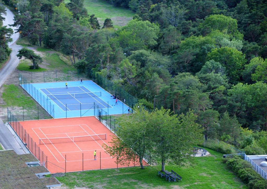 Tenis a/nebo squash v ubytování Snäck Annex nebo okolí