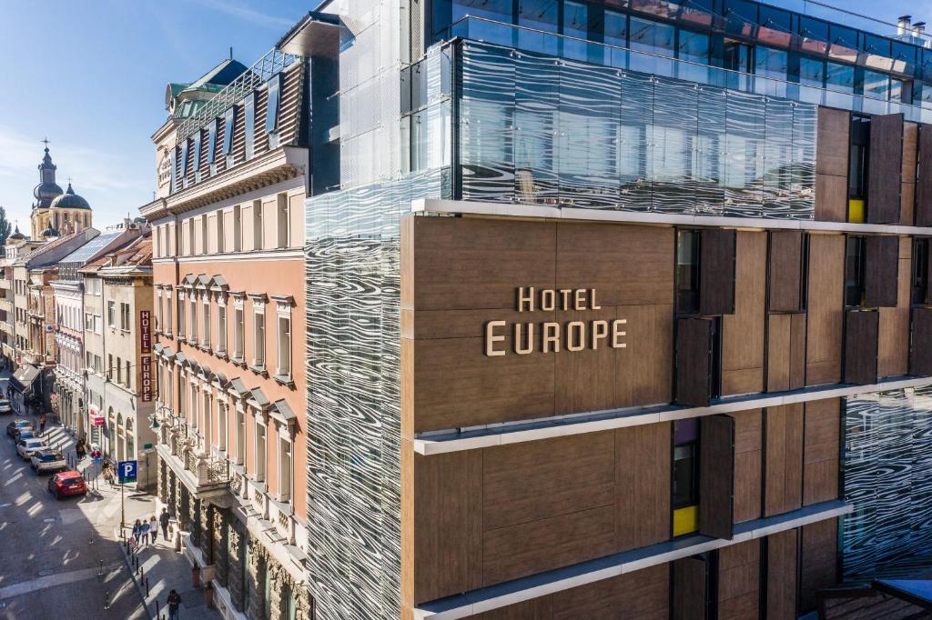 um edifício com o sinal europeu do hotel em Hotel Europe em Saraievo