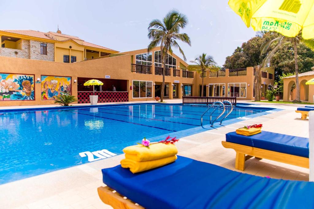 une piscine dans un complexe avec piscine dans l'établissement Tropic Garden Hotel, à Banjul