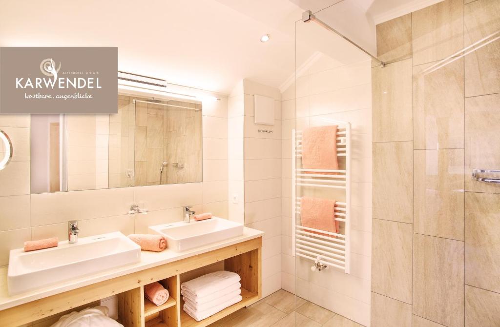 Koupelna v ubytování Alpenhotel Karwendel -Adults only-