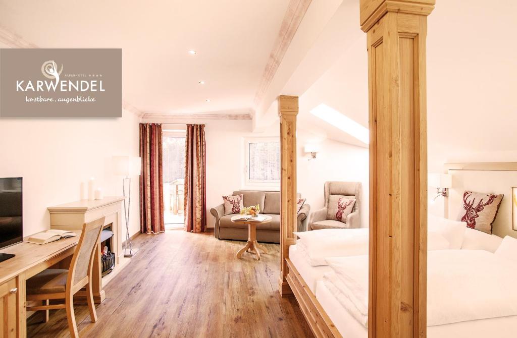 Postel nebo postele na pokoji v ubytování Alpenhotel Karwendel -Adults only-