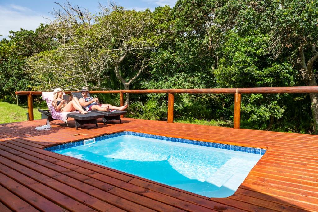 Bazén v ubytování Kingfisher Lakeside Retreat nebo v jeho okolí