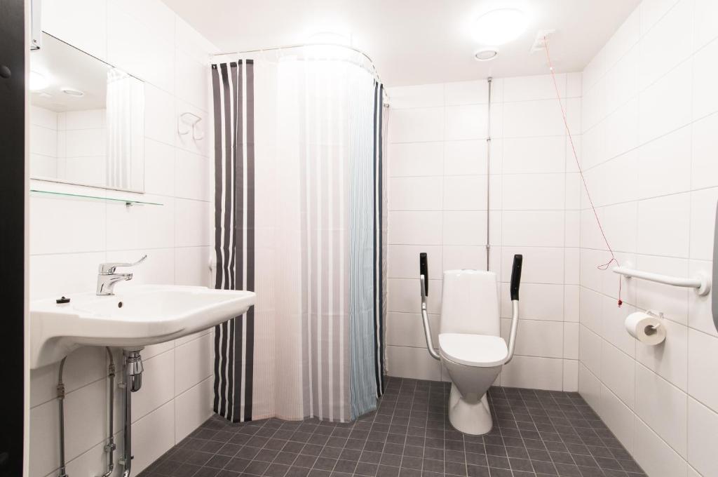 Kylpyhuone majoituspaikassa Moi Aikatalo Hostel Helsinki