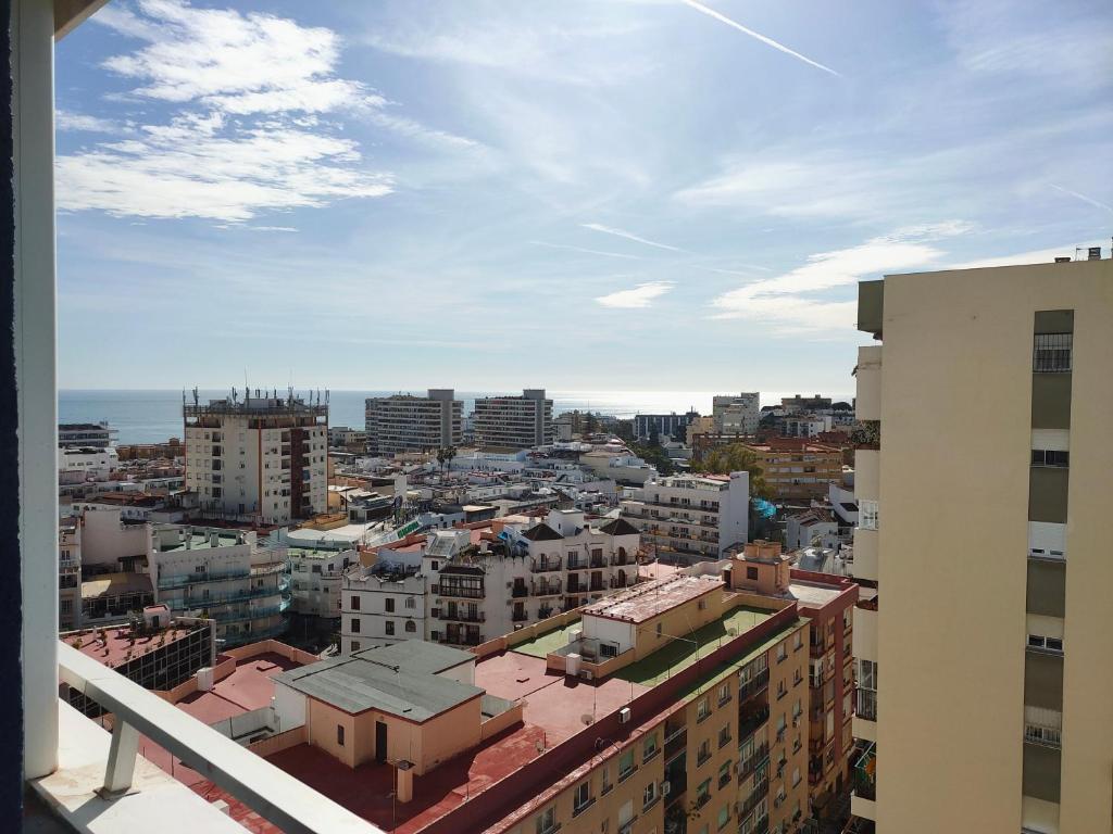 Nespecifikovaný výhled na destinaci Torremolinos nebo výhled na město při pohledu z apartmánu
