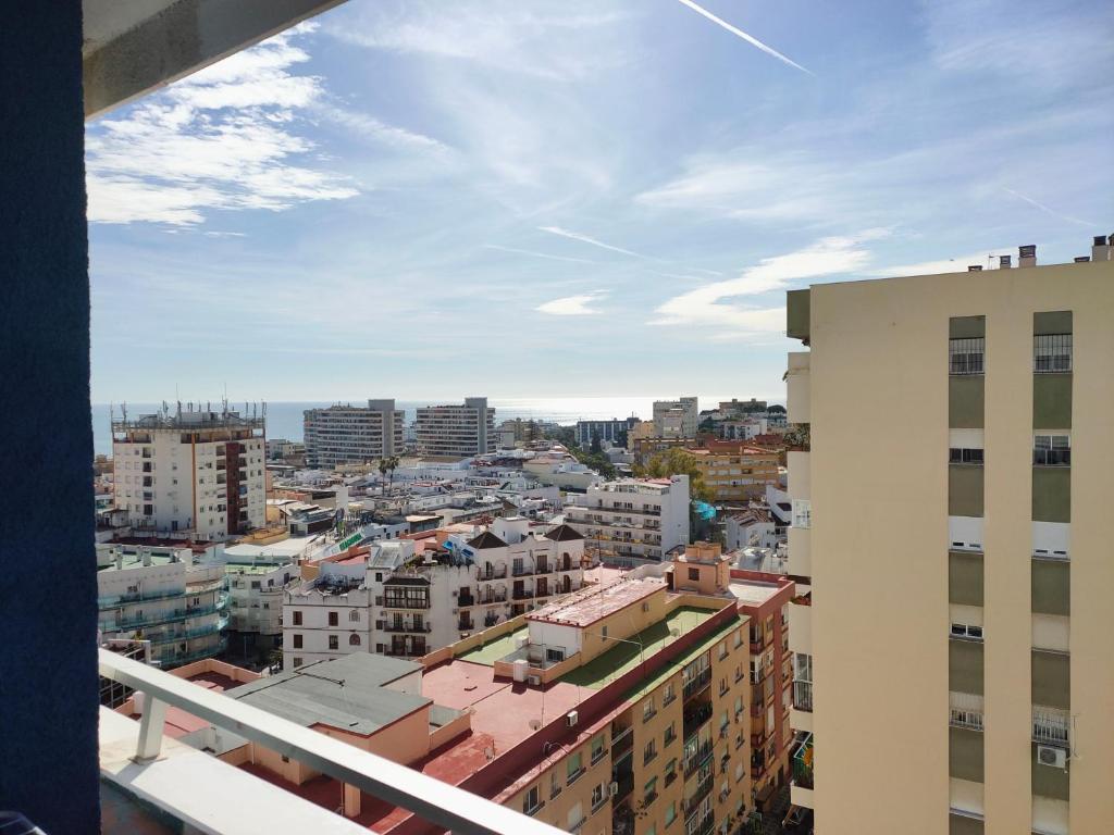 Nespecifikovaný výhled na destinaci Torremolinos nebo výhled na město při pohledu z apartmánu