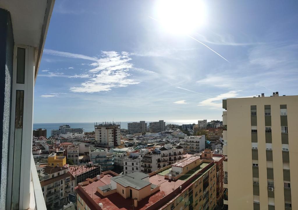 Nespecifikovaný výhled na destinaci Torremolinos nebo výhled na město při pohledu z apartmánu